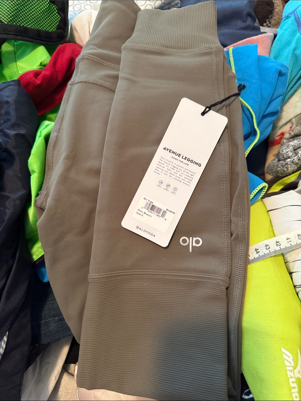 ALO Yoga Avenue Legging Joggers - Olive
